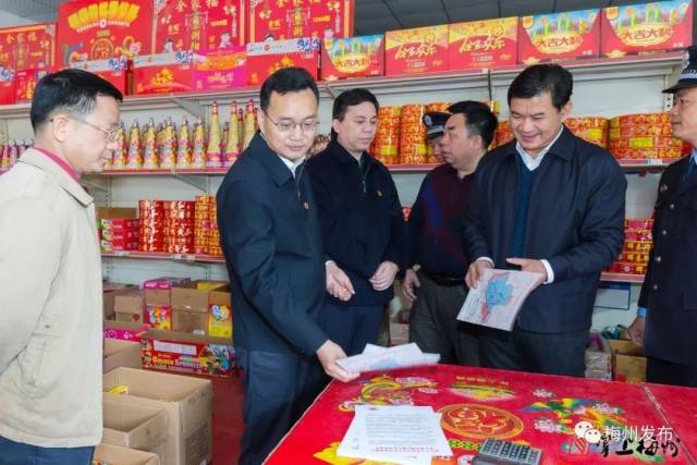 陳敏、張愛軍檢查節(jié)前市場供應、安全生產(chǎn)和春運工作時強調(diào) 保障日用雜品銷售穩(wěn)定 筑牢群眾安全屏障
